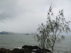 Mission Beach, Kennedy Walk: Hot Weather Despite the Looks
